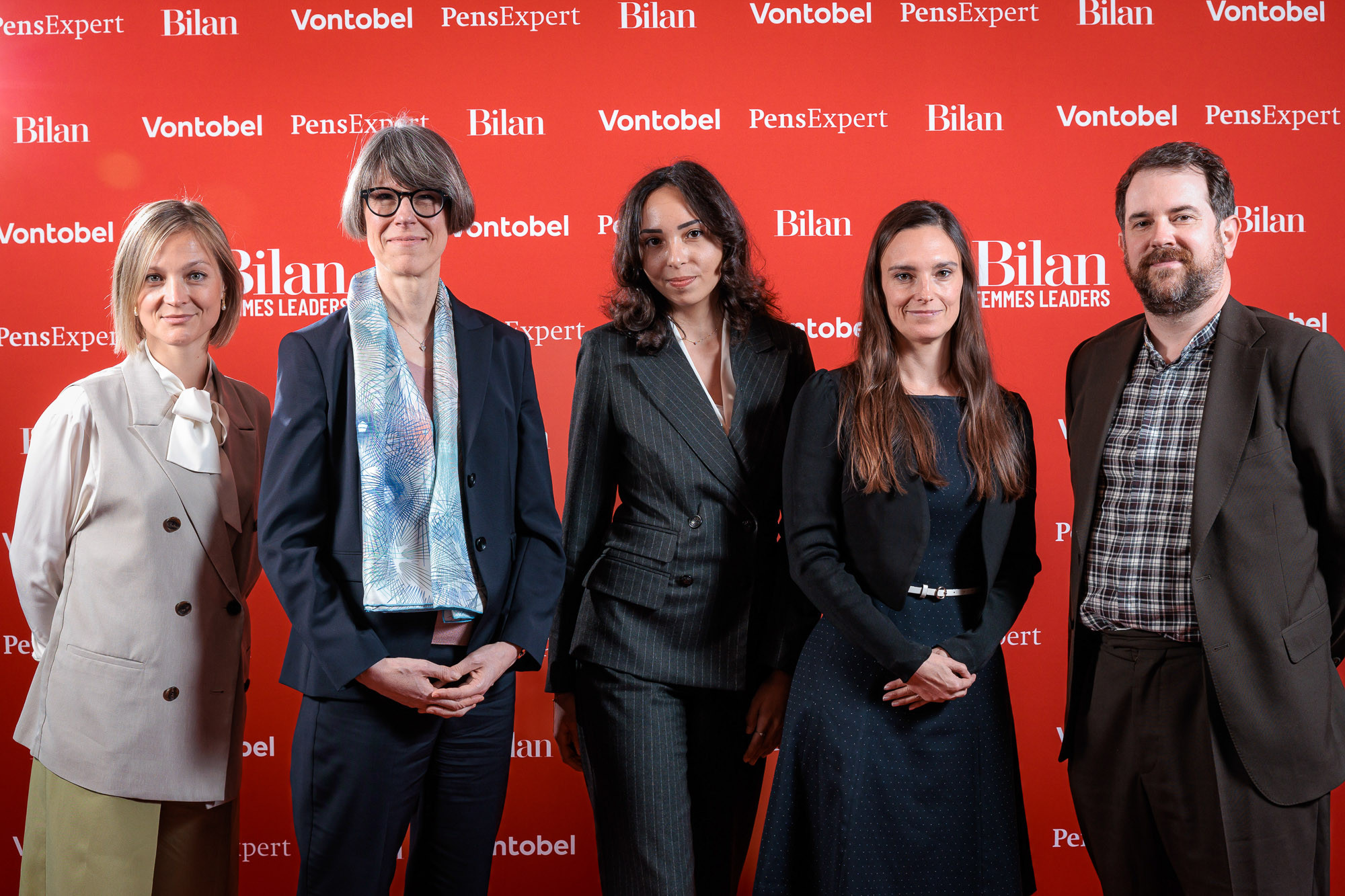 Cinq personnes posent devant un mur rouge aux logos Bilan, Vontobel et PensExpert lors de l’événement Femmes Leaders.