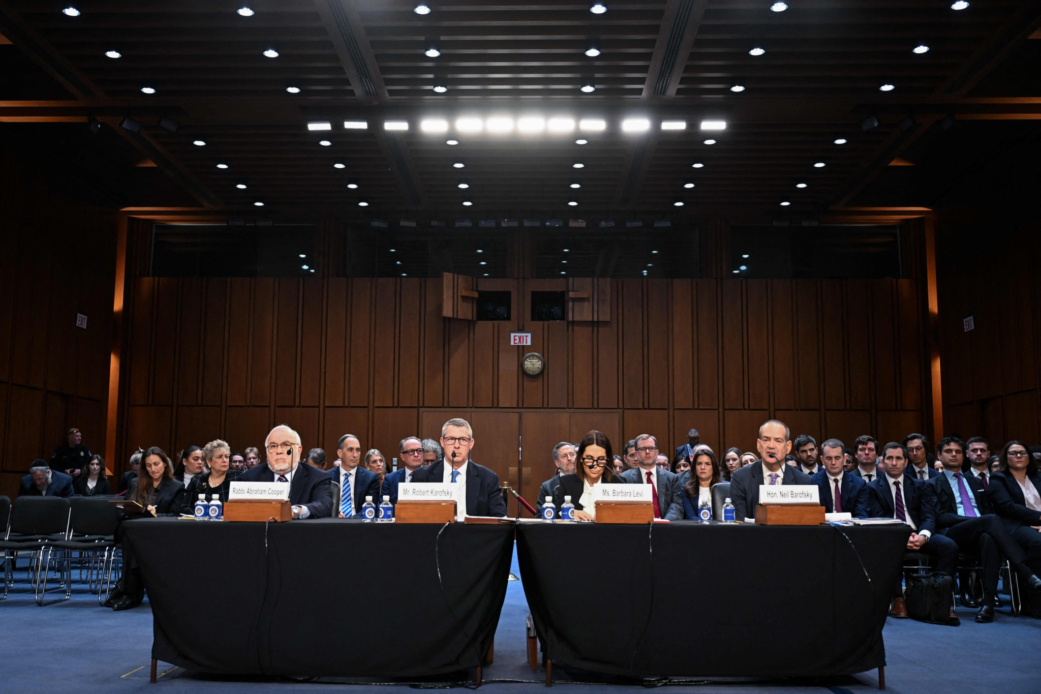 Rabbi Abraham Cooper, Robert Karofsky, Barbara Levi, et Neil Barofsky témoignent lors d’une audience du Comité judiciaire du Sénat sur les banques suisses et les nazis, à Washington, le 3 février 2026.