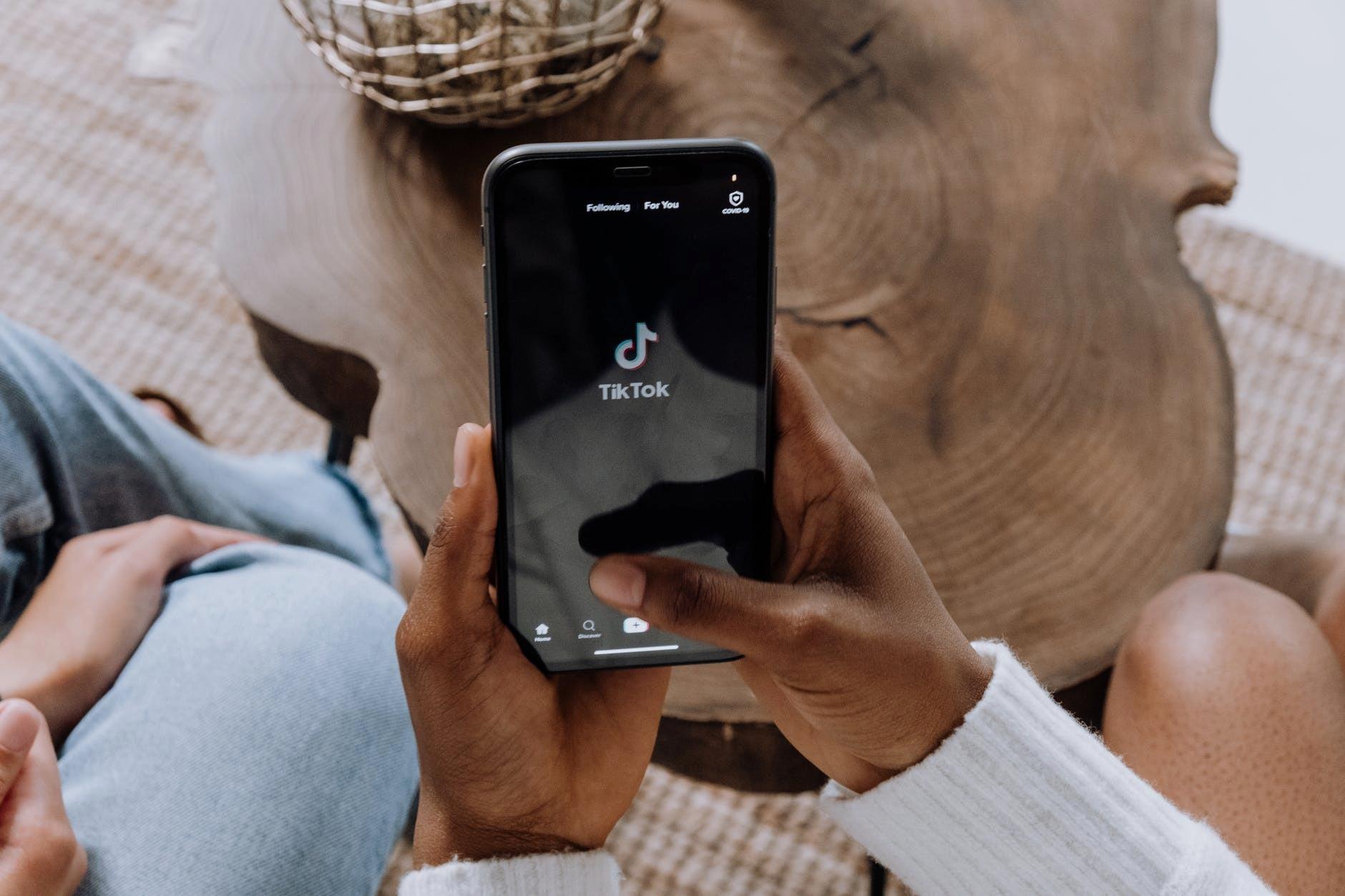 Les producteurs de vidéos TikTok sont démunis face à la faible rémunération de la plateforme.