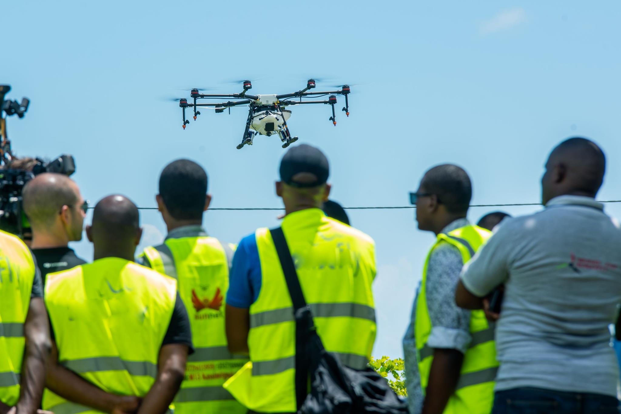 Dans le domaine de la logistique, les drones peuvent venir en aide aux équipes humanitaires en acheminant des équipements médicaux et des médicaments.