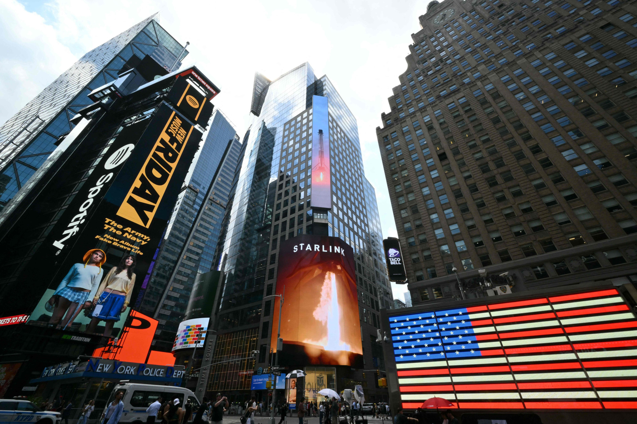 Publicité Starlink d’Elon Musk sur un écran géant de Times Square à New York, lors de l’introduction en bourse de SpaceX, le 12 juin 2026.