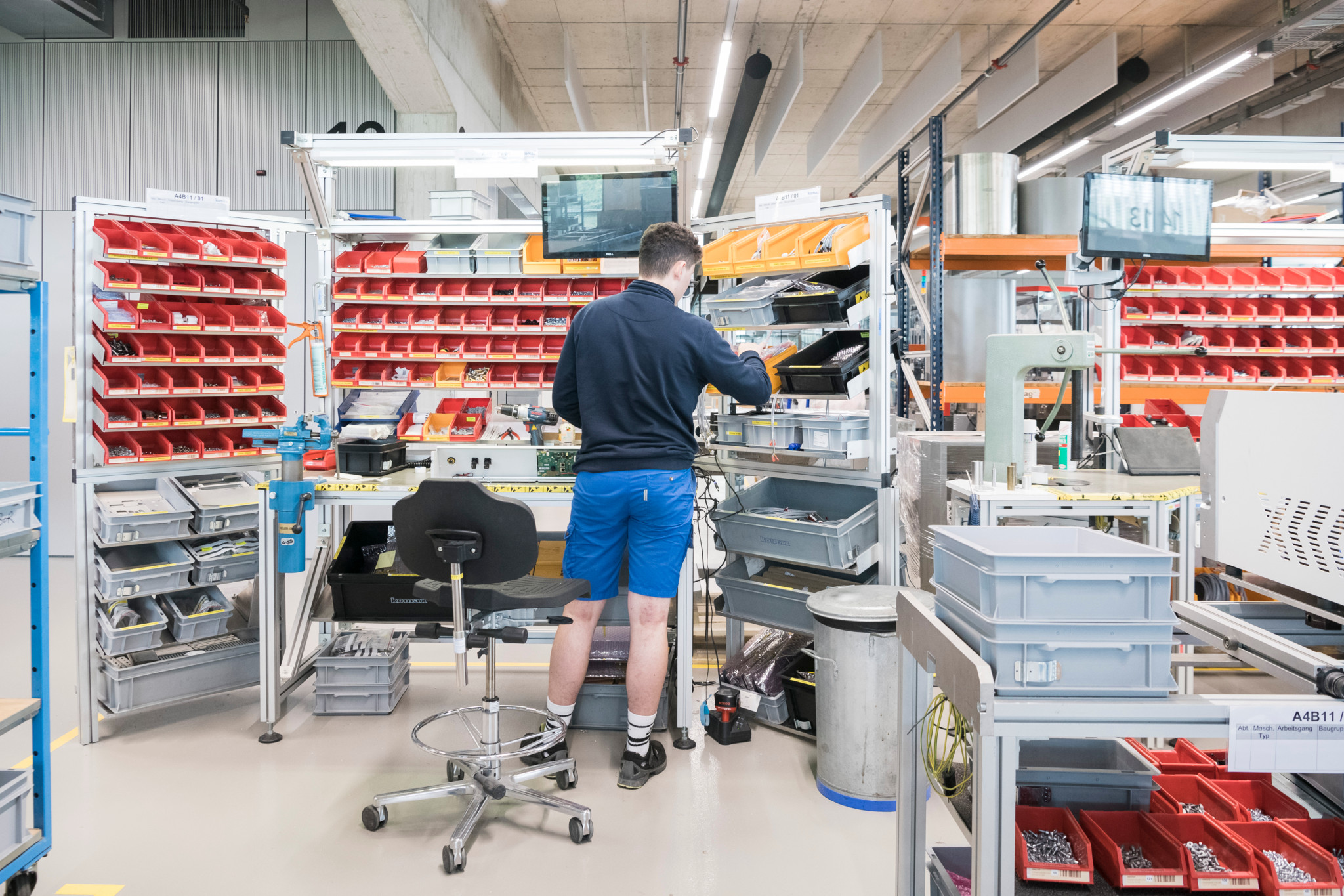 Un apprenti automaticien travaille sur le prémontage de la série Kappa 330 chez Komax AG à Dierikon, canton de Lucerne.