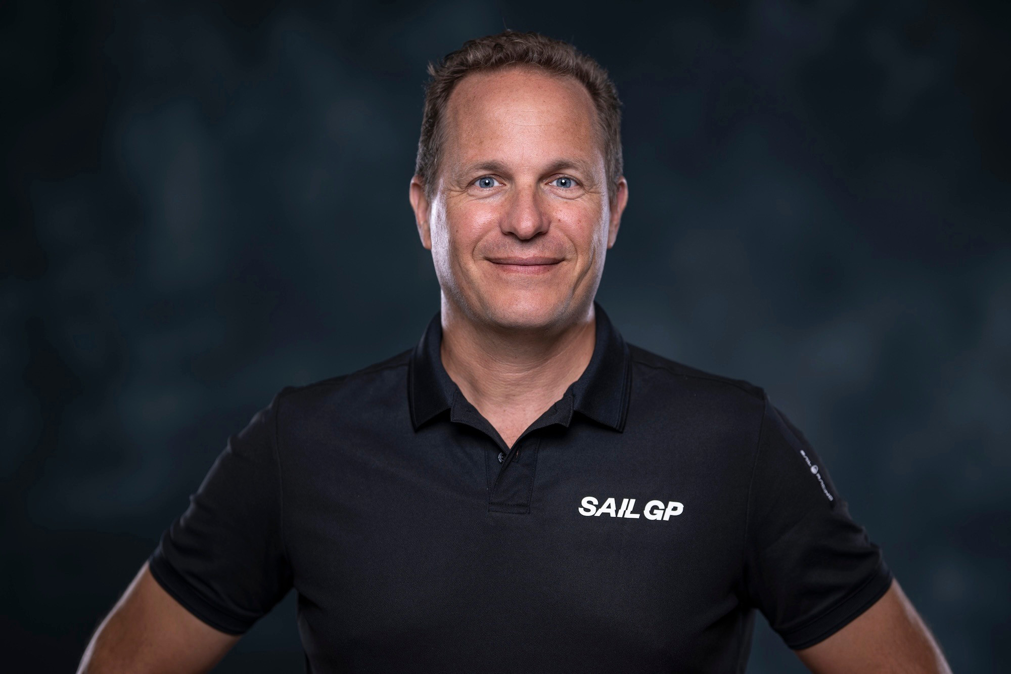 Julien di Biase, directeur des opérations de SailGP, en polo noir SailGP, avant le Grand Prix de voile d’Allemagne à Sassnitz, août 2025.