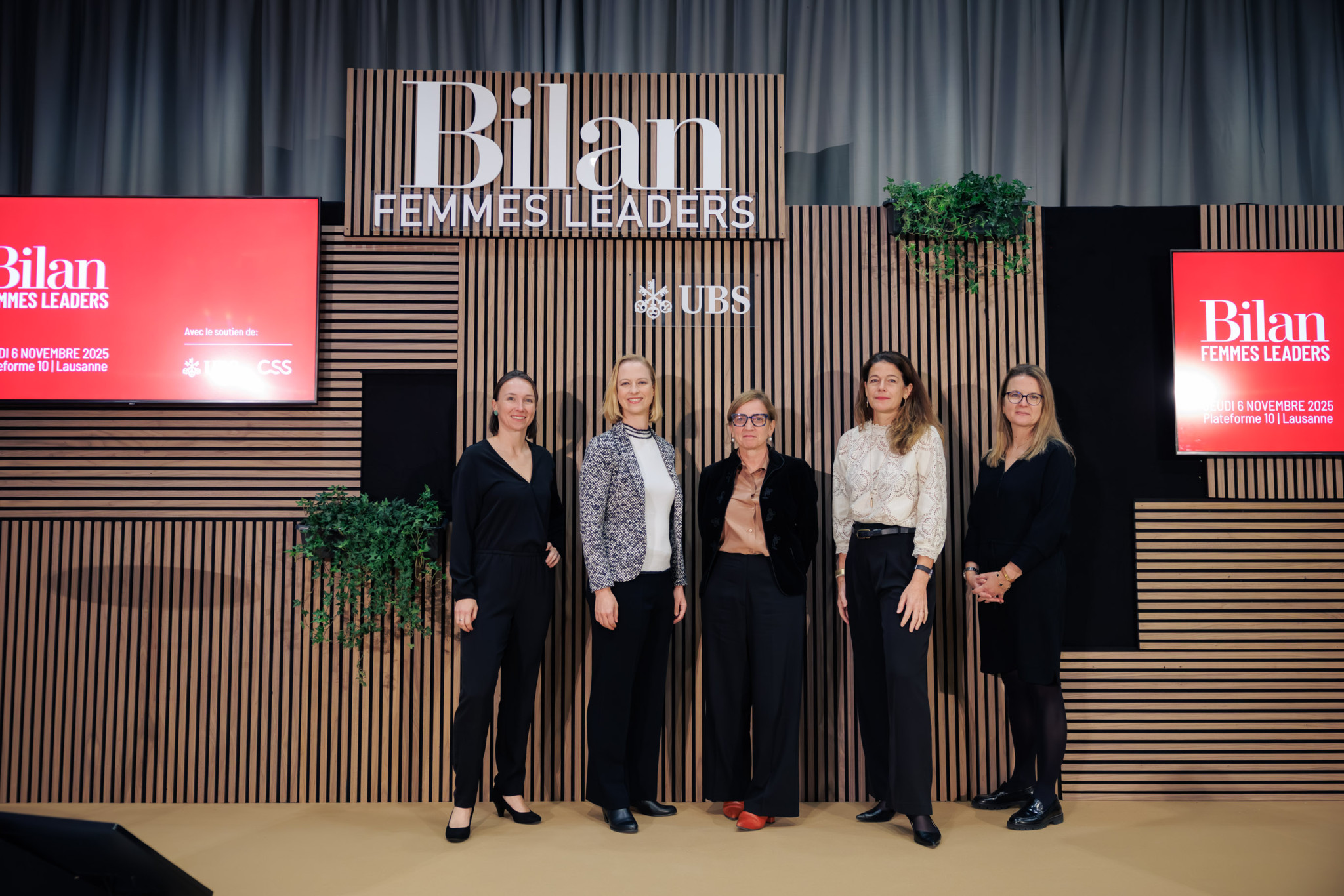 Cinq femmes posent sur scène lors de la Soirée Bilan Femmes Leaders à Lausanne.